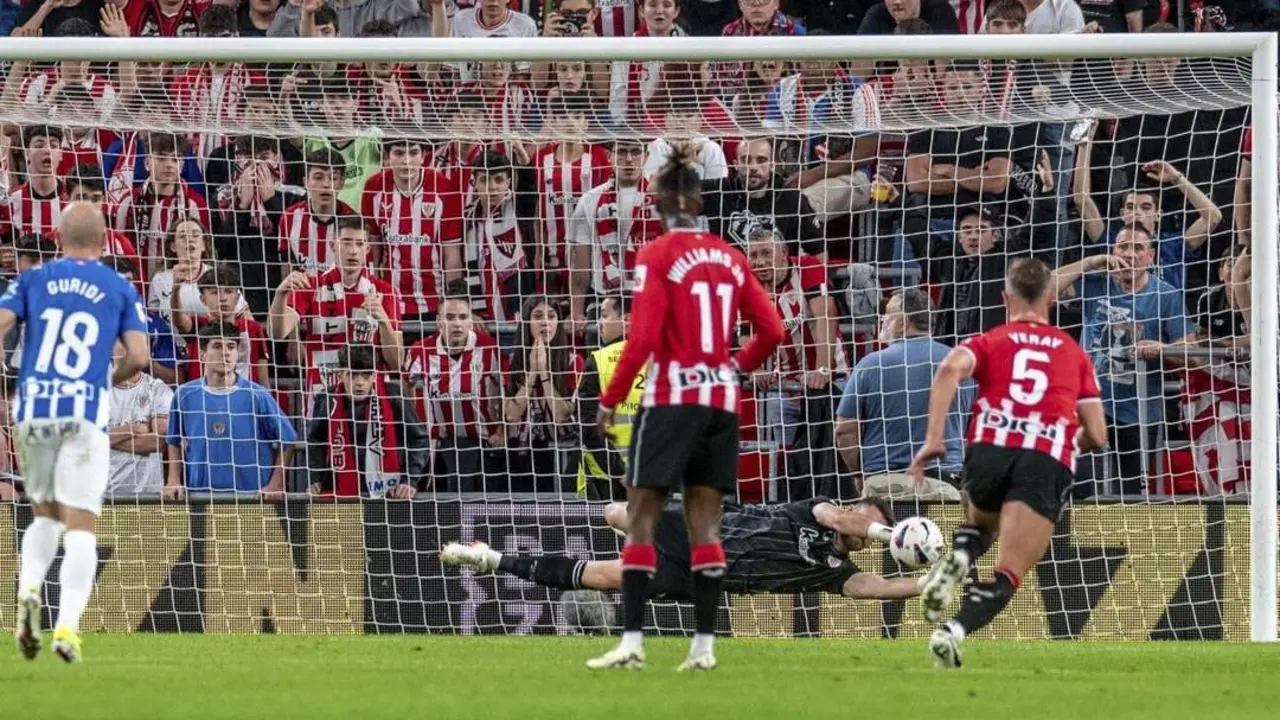 Unai Sim&oacute;n detiene un penalti ante el Alav&eacute;s. - EFE