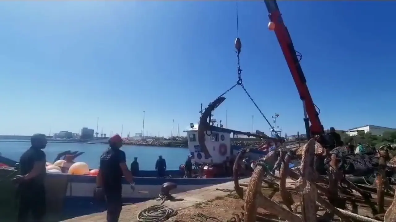 Las almadrabas arman las redes en las que caer&aacute; la milenaria migraci&oacute;n del at&uacute;n rojo