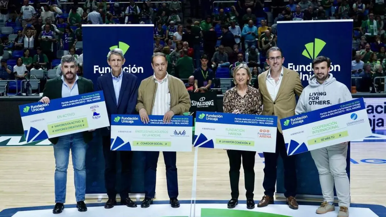 Entrega de los cheques solidarios. - Fundaci&oacute;n Unicaja
