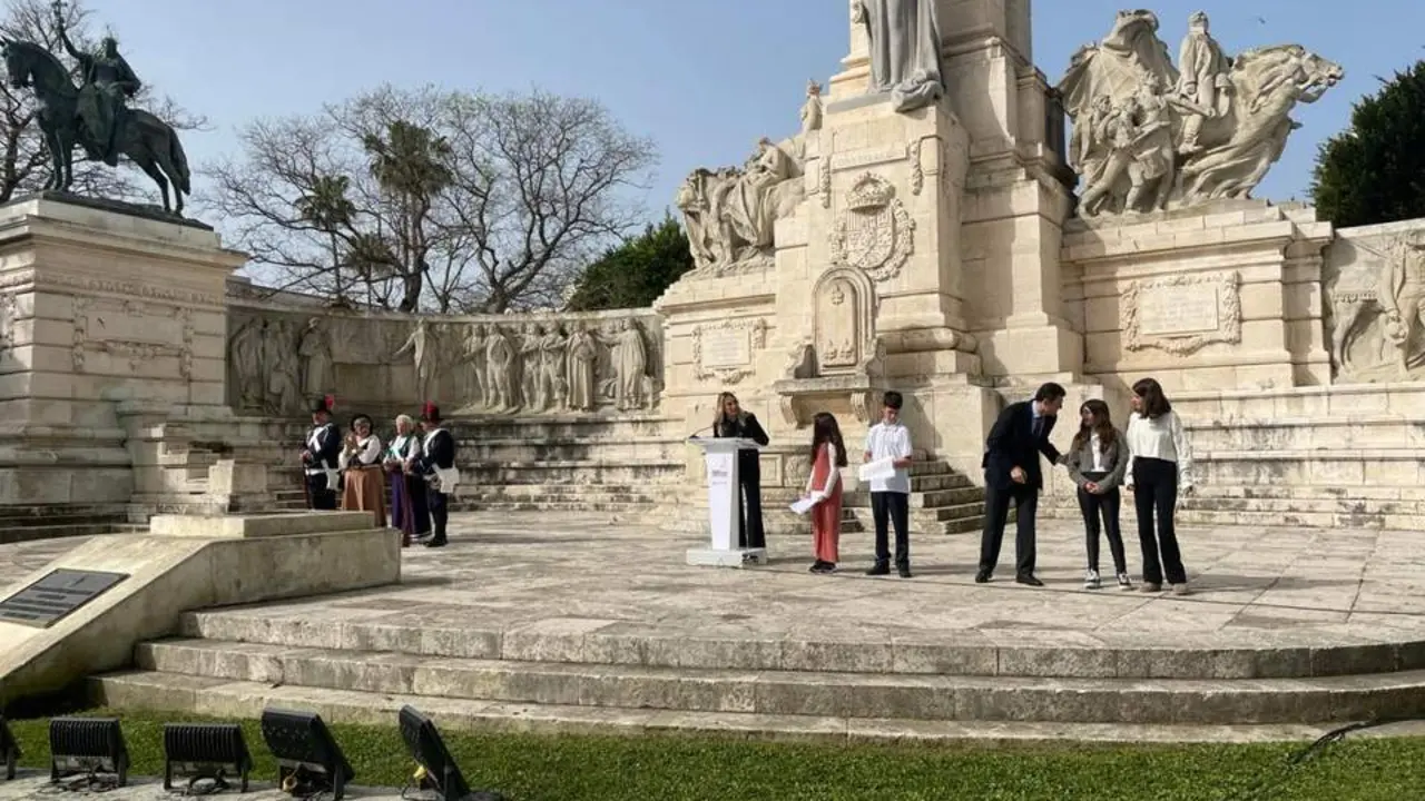 Bruno Garc&iacute;a, con los alumnos que han protagonizado el 19M. - Blanca Vega