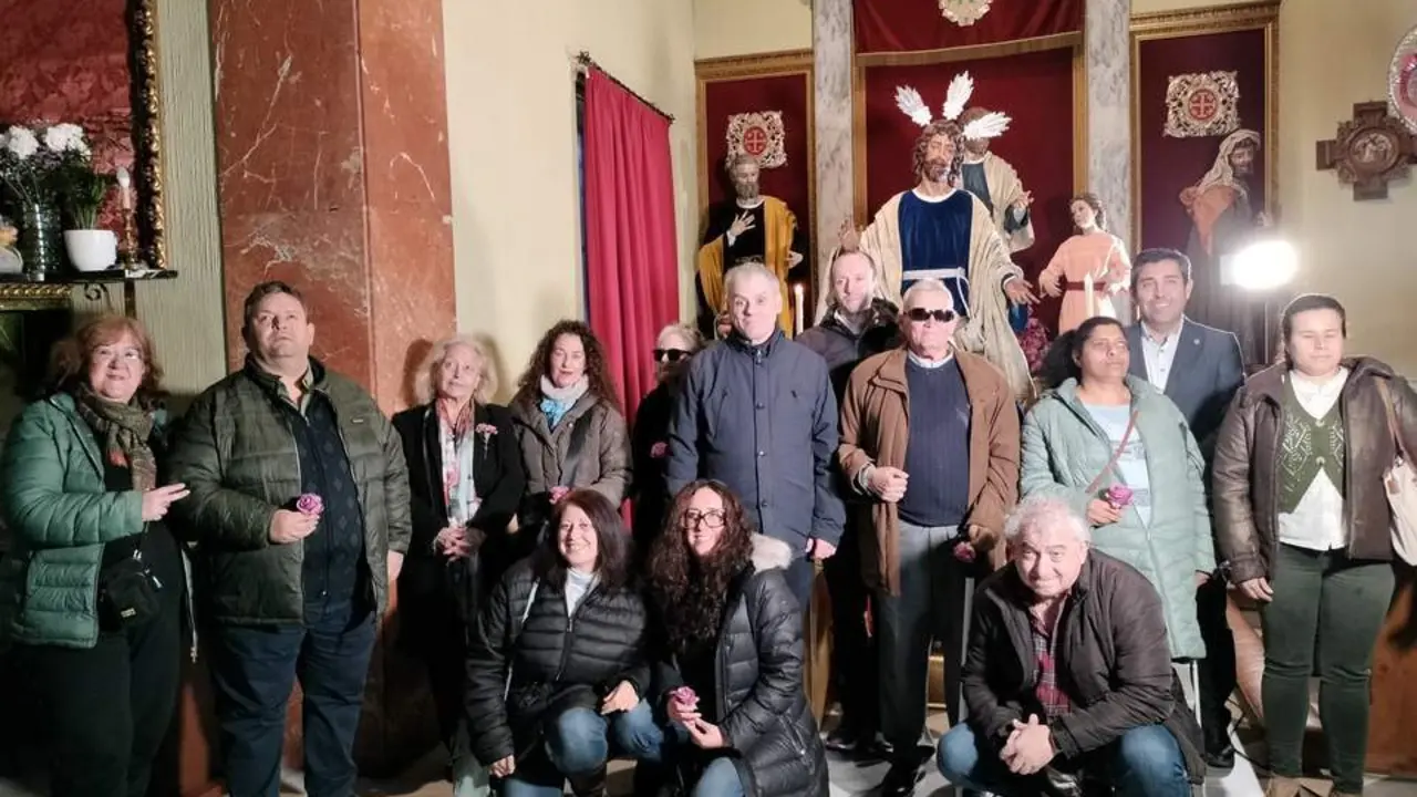 Afiliados de la ONCE de Ja&eacute;n ven con sus manos al Se&ntilde;or de la Salud