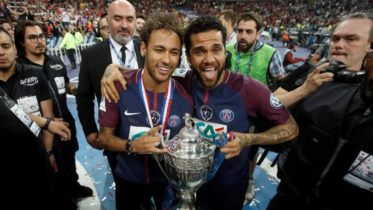 Neymar y Dani Alves celebran la Copa de Francia en 2018. - EFE/YOAN VALAT