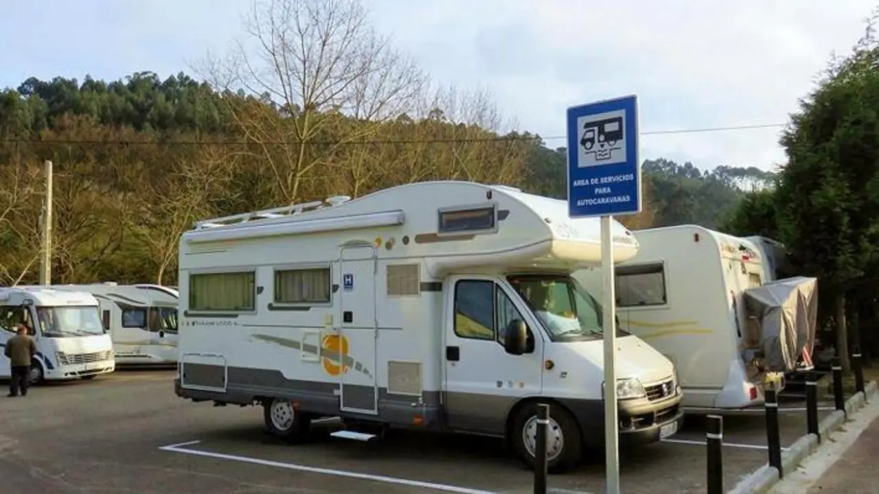 Un grupo de autocaravanas estacionadas en un &aacute;rea reservada - Archivo