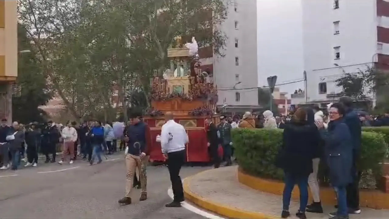 La lluvia alcanza tambi&eacute;n al Ecce Homo, que regresa con prisas a su templo