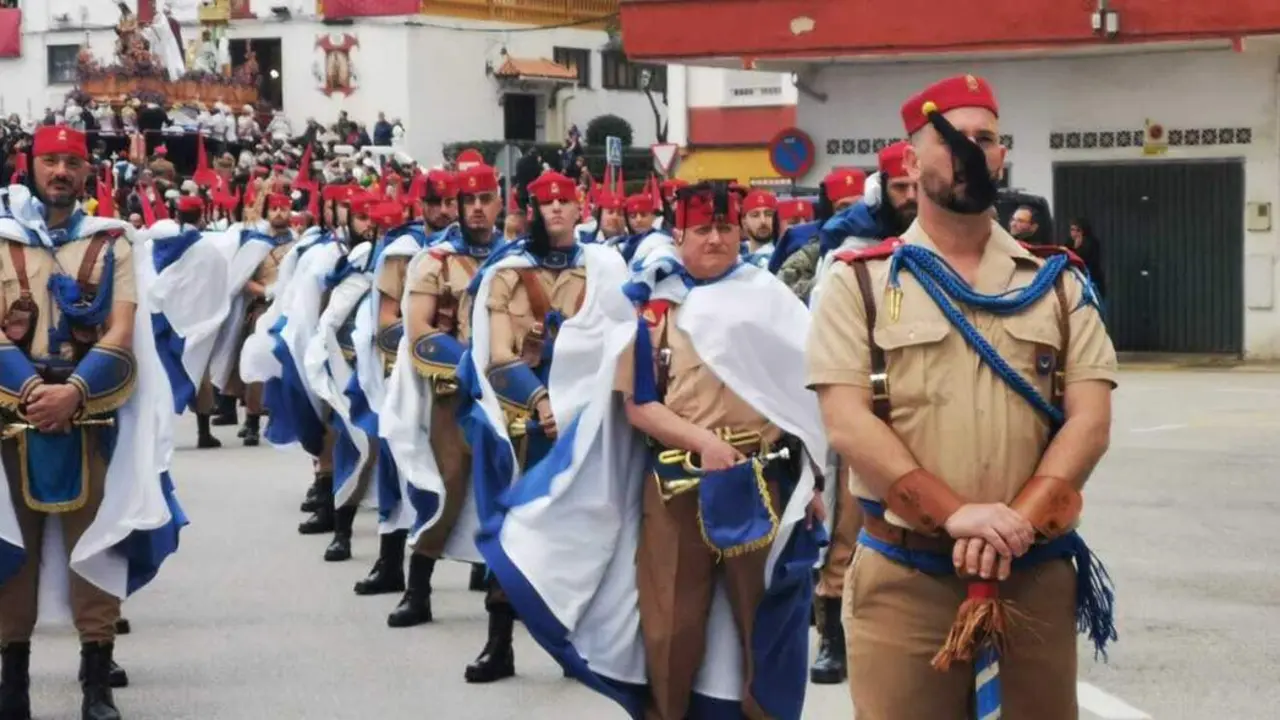 Vecinos disfrutan pese a la lluvia del desfile de los Regulares de Ceuta en Algeciras