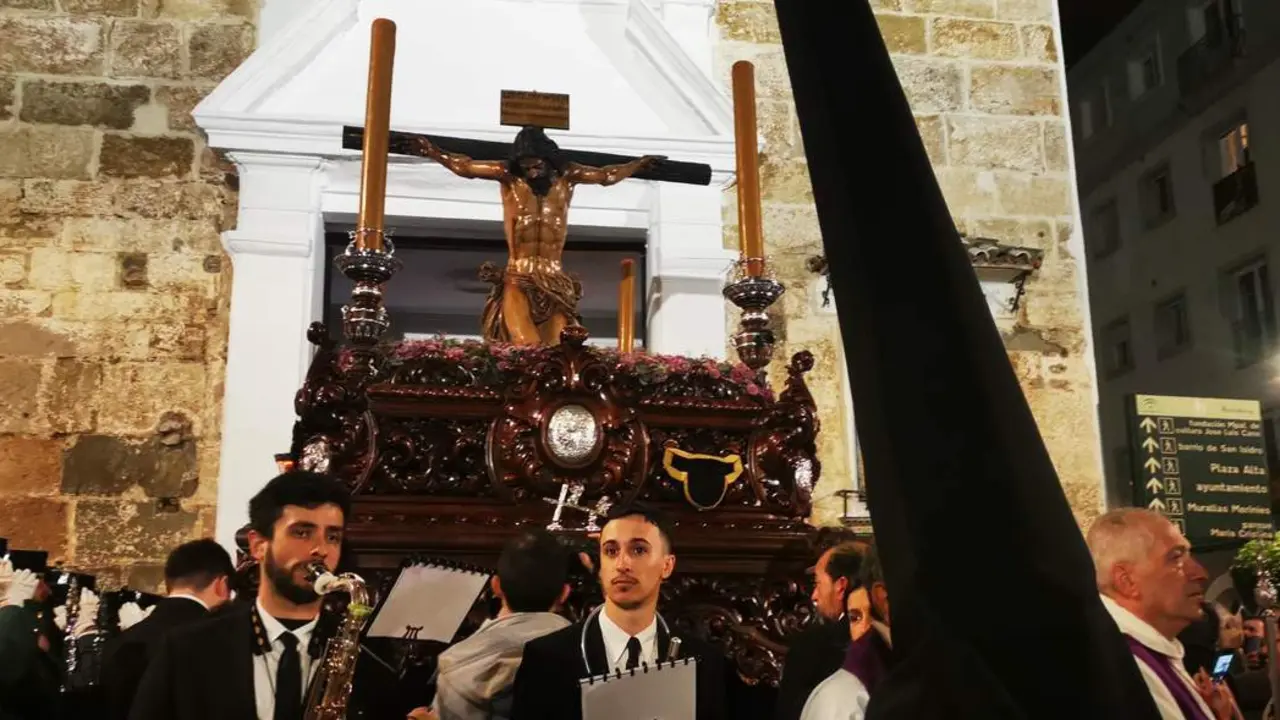 La Buena Muerte sortea la lluvia y desfila con un recorrido reducido por Algeciras