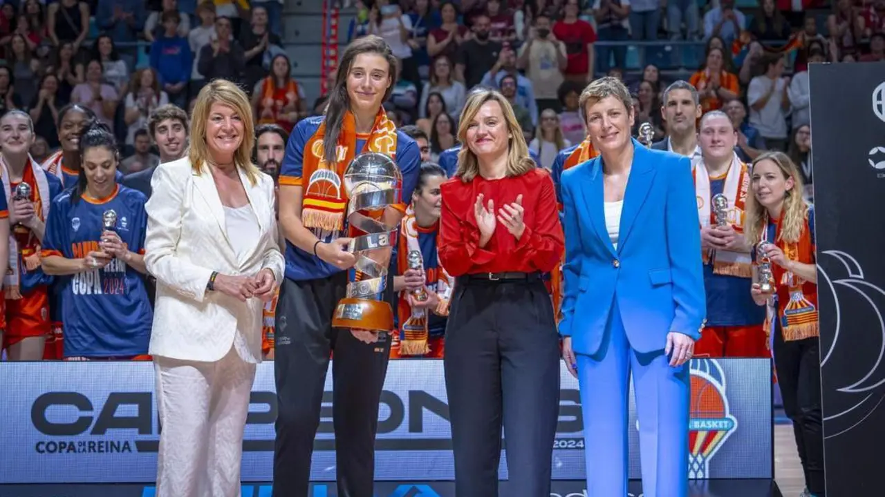 Entrega del trofeo de la Copa de la Reina de baloncesto en Huelva. - 