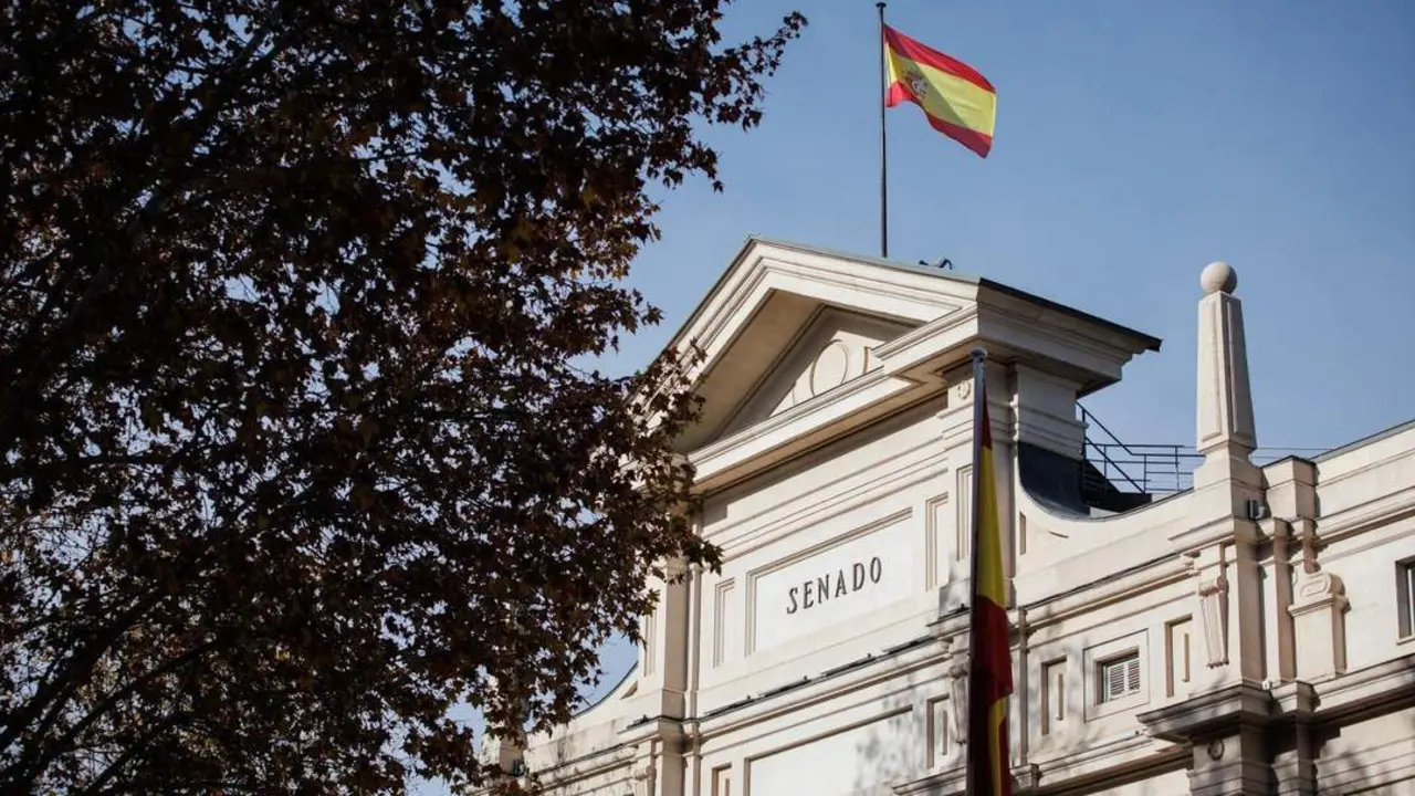 La bandera de Espa&ntilde;a en la fachada del Senado. - Europa Press