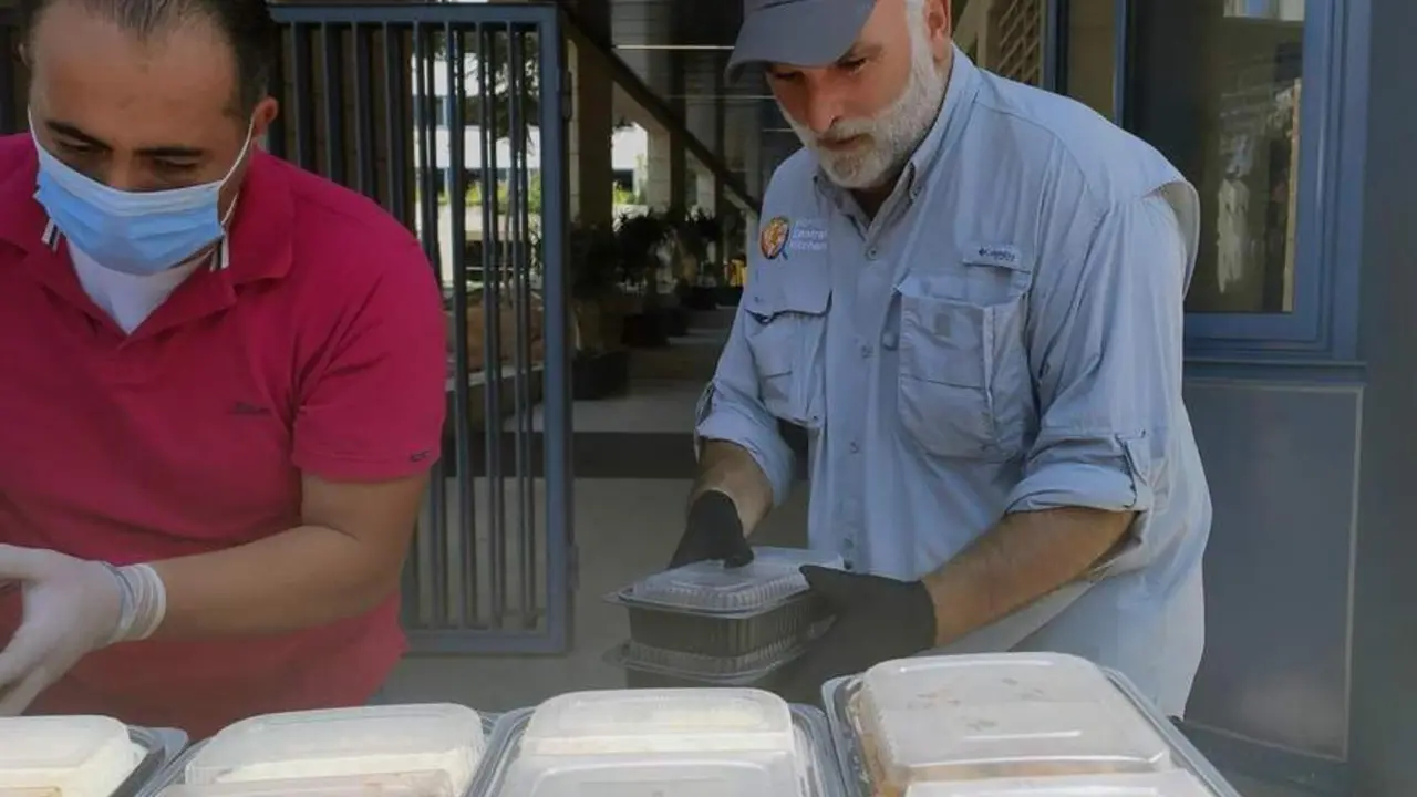 El chef Jos&eacute; Andr&eacute;s (d). - EFE