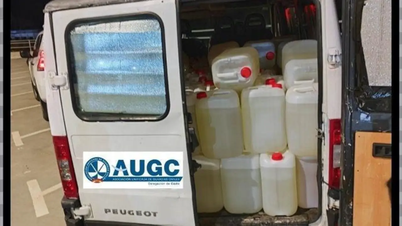 Petacas de gasolina. - AI
