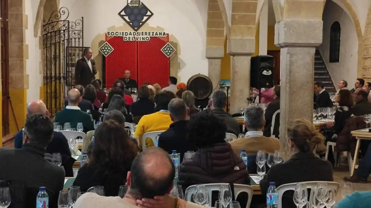 Una imagen de una cata en la Sociedad Jerezana del Vino.  - Viva