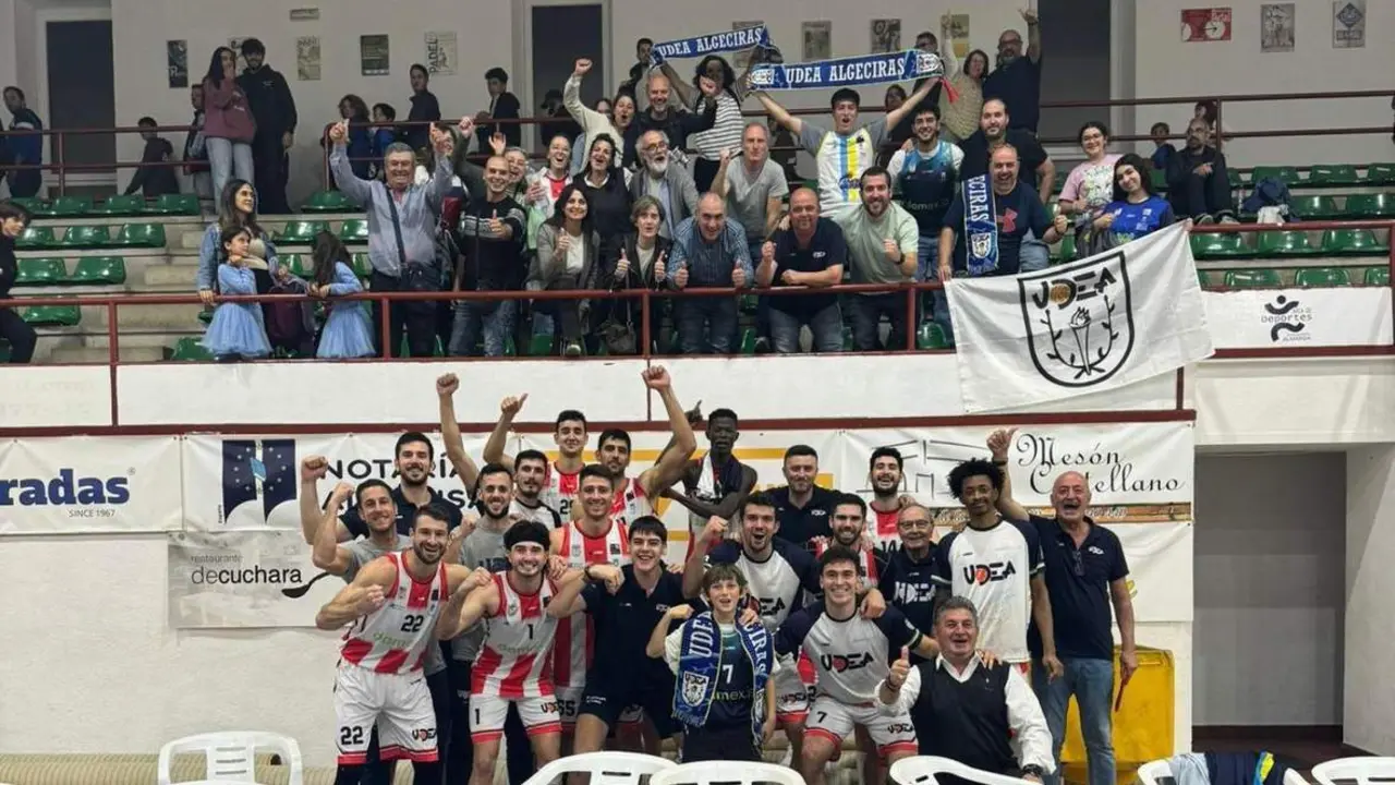 Los jugadores de Udea, celebrando con su afici&oacute;n en Almansa - AI