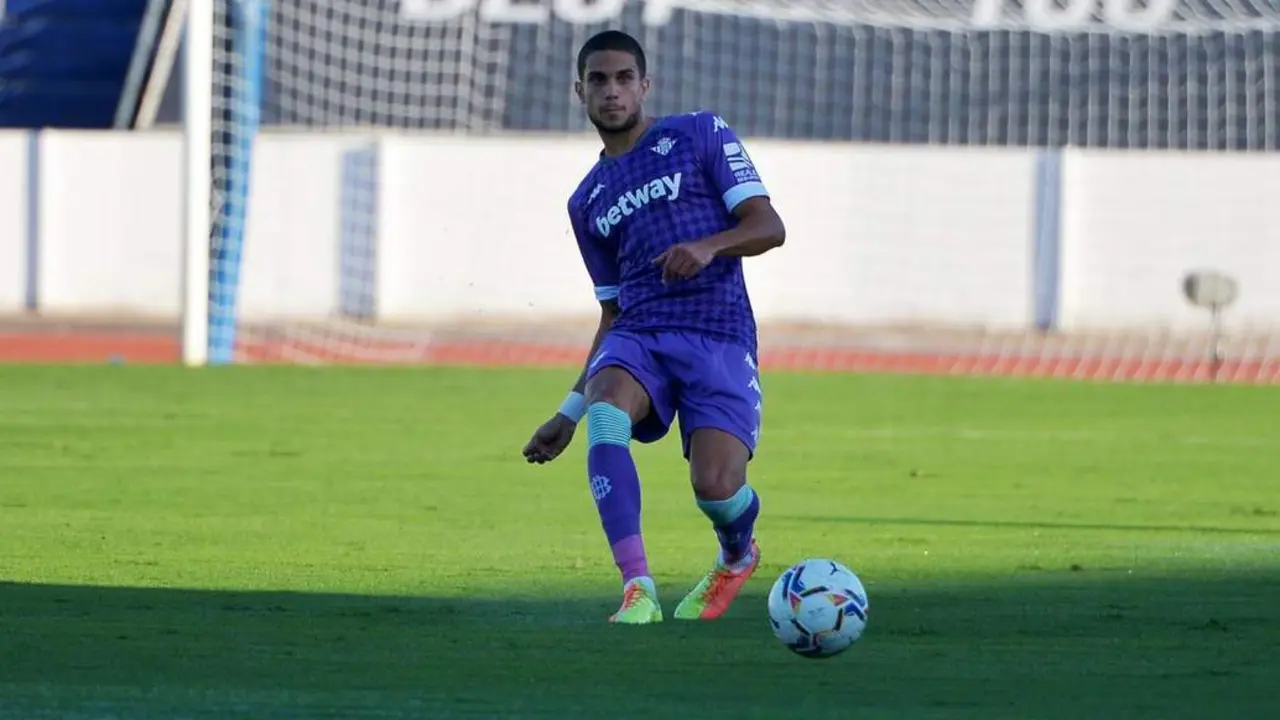 El defensa central del Real Betis, Marc Bartra, durante el amistoso contra el Almer&iacute;a disputado durante la pretemporada. - rbb