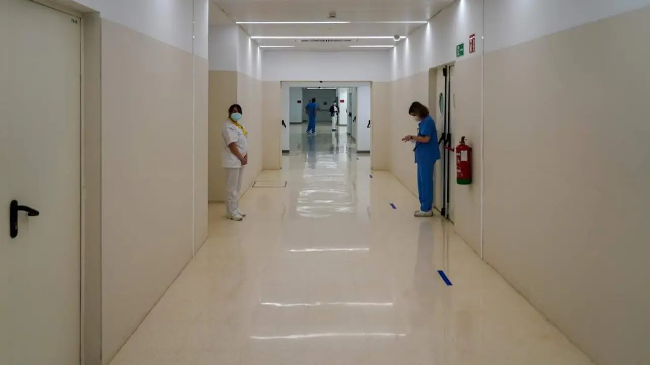 Pasillo de un centro hospitalario. - EDUARDO BRIONES / EUROPA PRESS