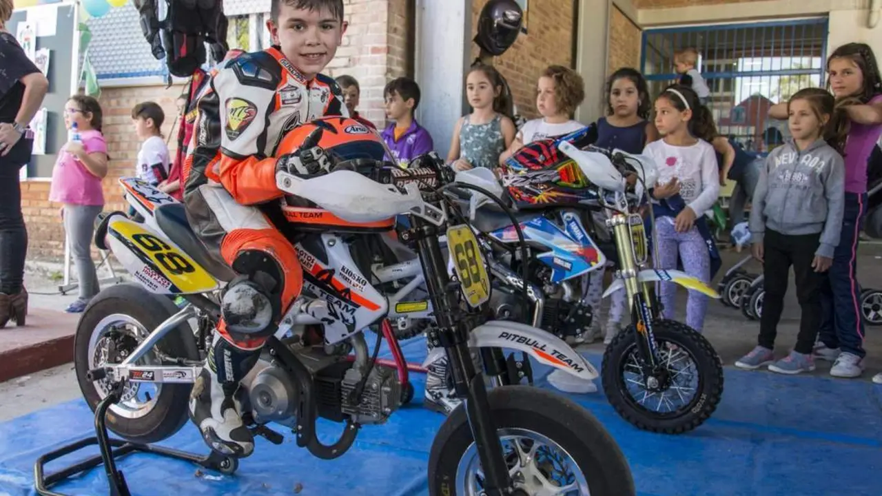 Una motorada infantil en el CEIP Manuel de Falla. - Melody Guti&eacute;rrez