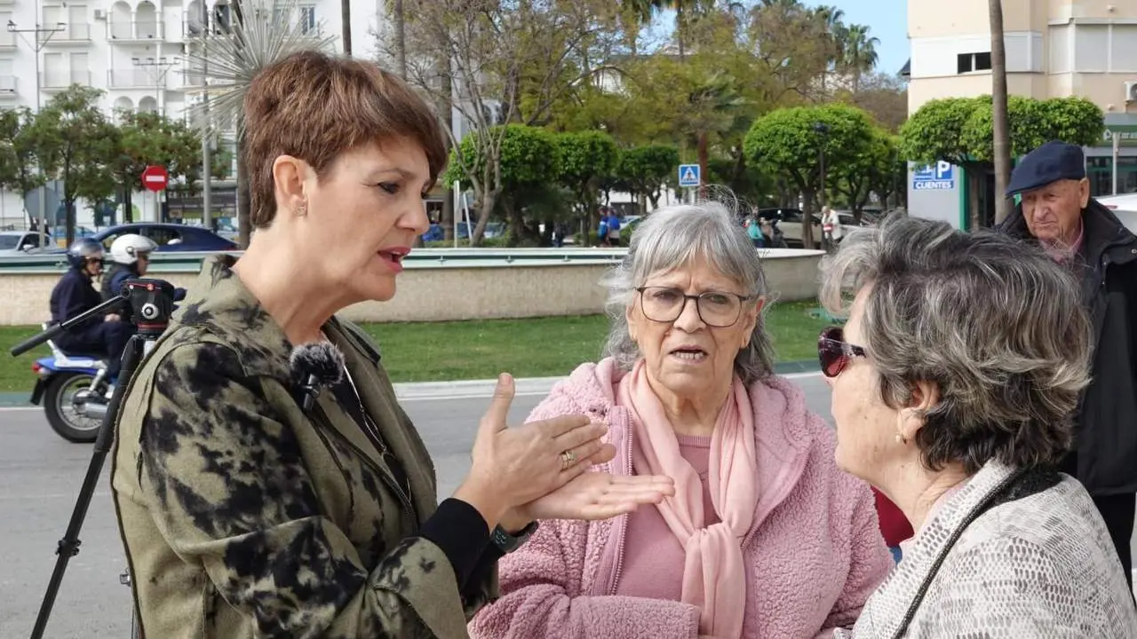 Molina, (i), con vecinas de Estepona. - PSOE EStepona