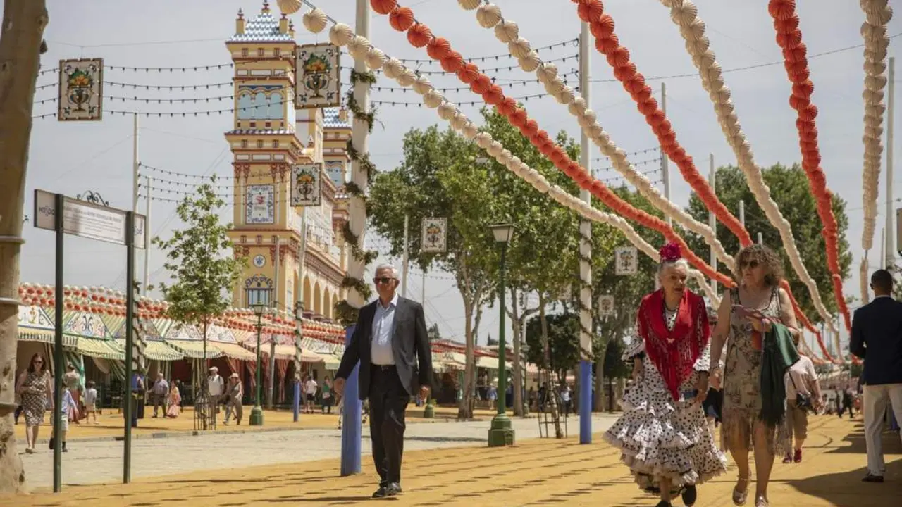 Paseantes por el Real de la Feria. - Archivo