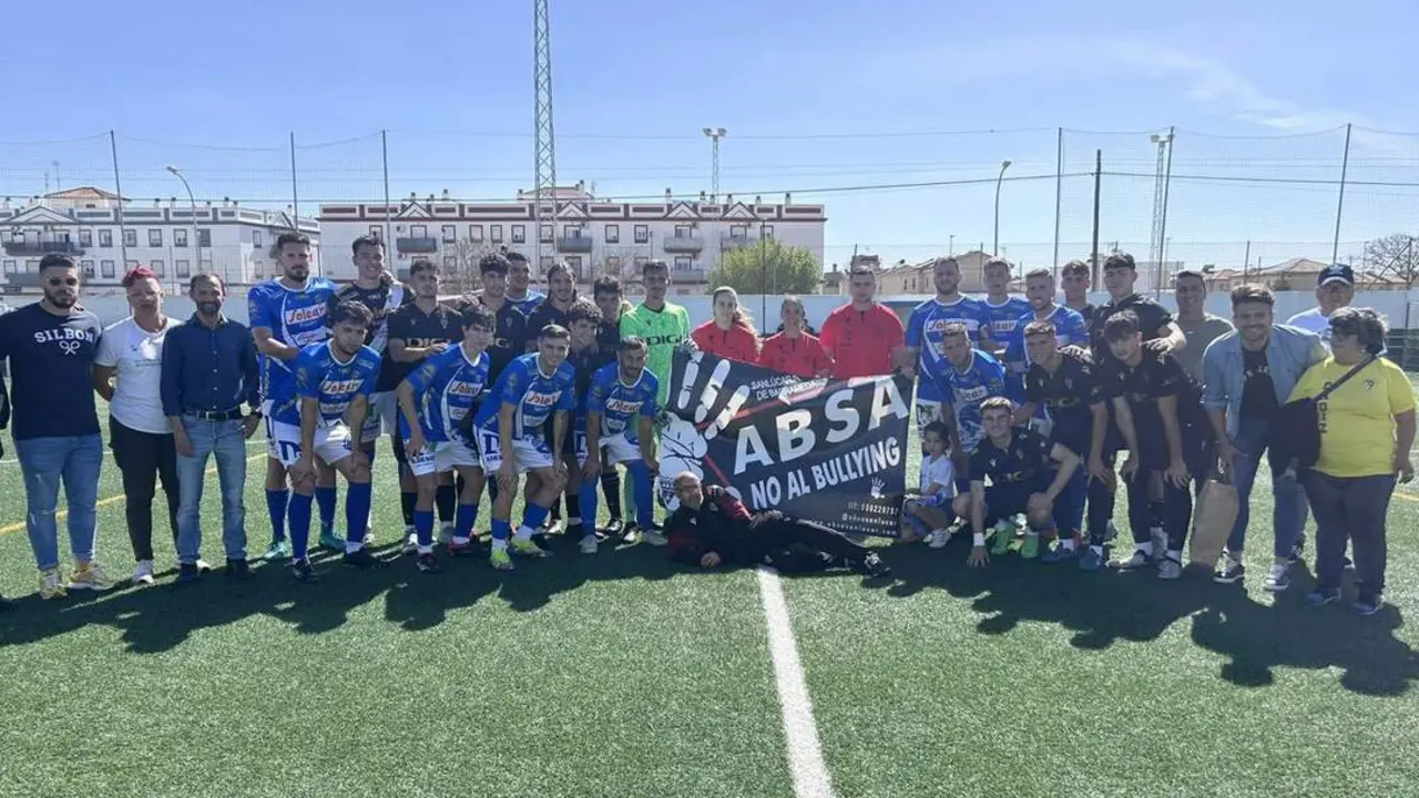 Los dos equipos y el tr&iacute;o arbitral mostraron su apoyo a ABSA - Jes&uacute;s L&oacute;pez