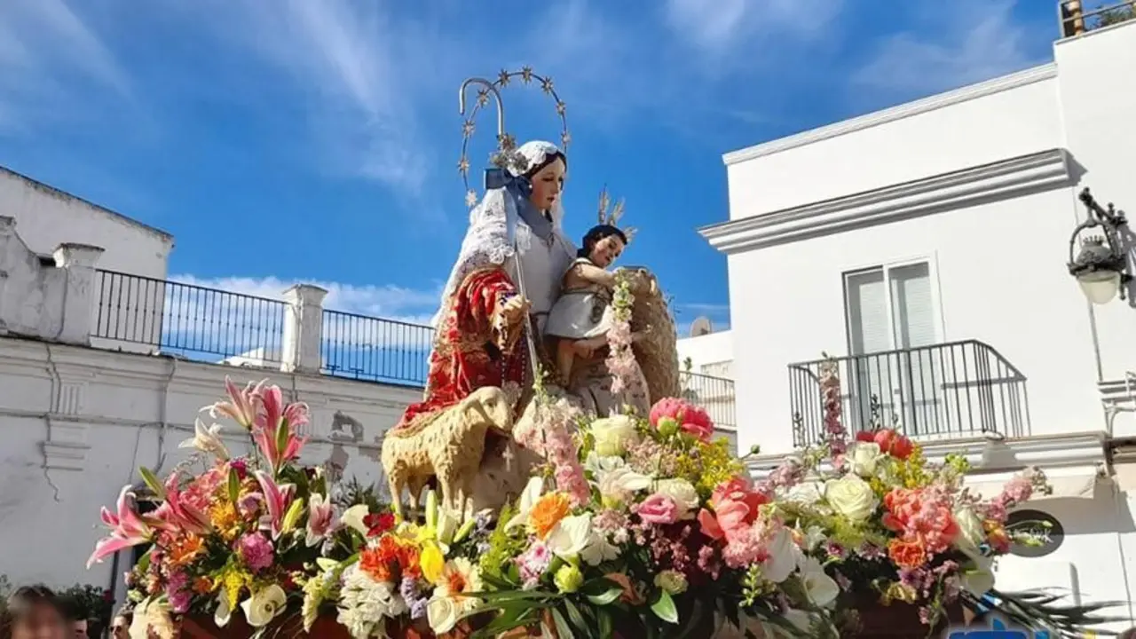 Salida en parihuela de la Divina Pastora por las calles de Chipiona - RTV Municipal de Chipiona
