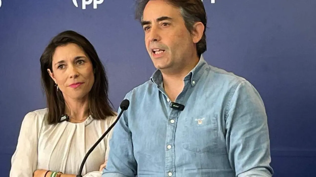 Los parlamentarios del PP Antonio Salda&ntilde;a y Auxiliadora Izquierdo. - VIVA