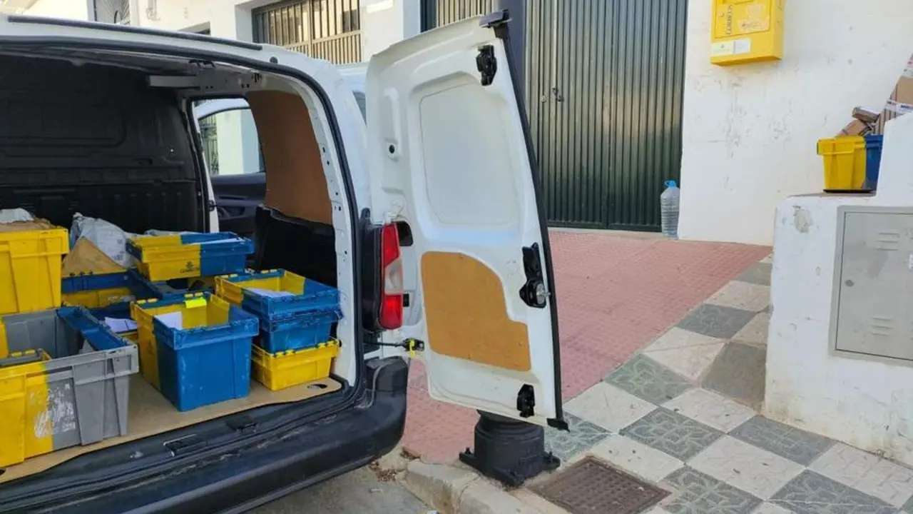 La furgoneta de Correos en Frigiliana. - CCOO M&aacute;laga