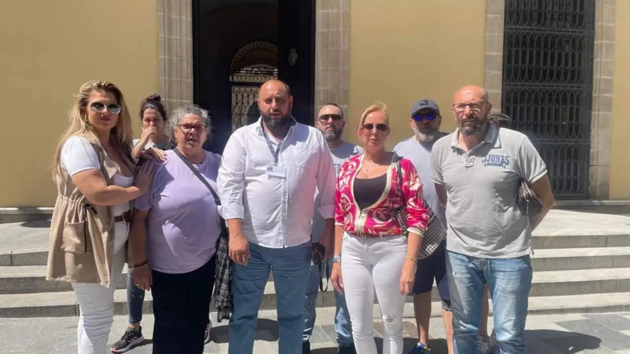 Carmen con vecinos y el presidente de la Plataforma. - 