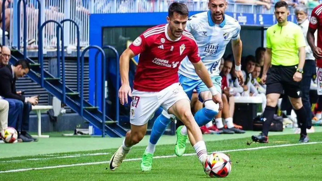 V&iacute;ctor Garc&iacute;a, en una acci&oacute;n del partido. - REAL MURCIA