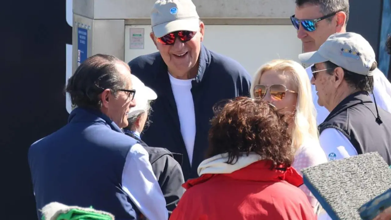 Juan Carlos I no participa en la regata pero visita a la tripulaci&oacute;n del 'Brib&oacute;n'