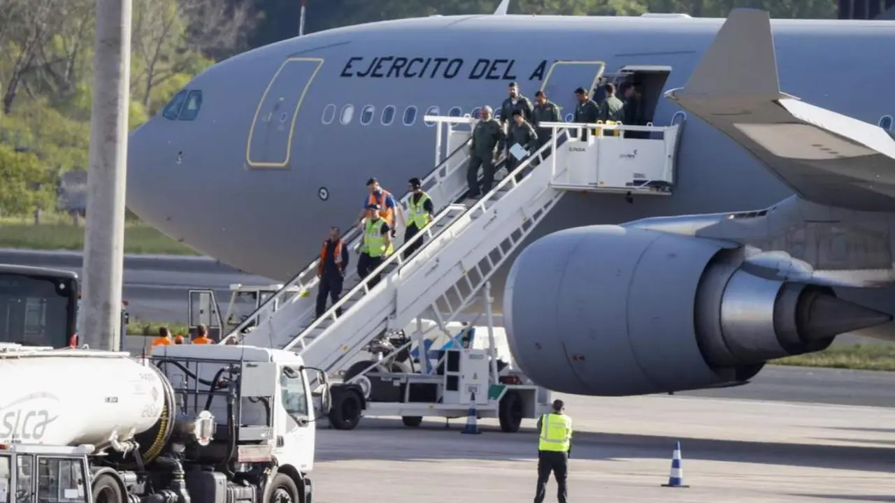 Llegada del avi&oacute;n medicalizado. - EFE