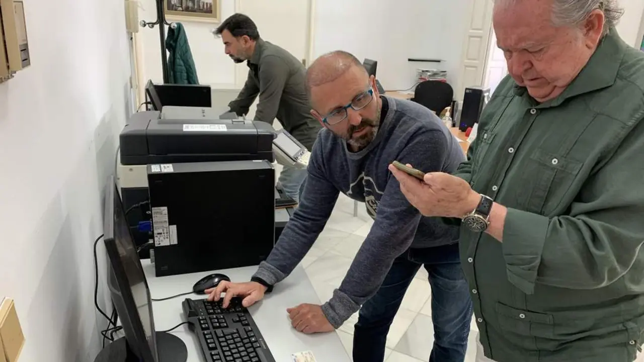 Votaci&oacute;n en la sede del distrito Triana. - EFe