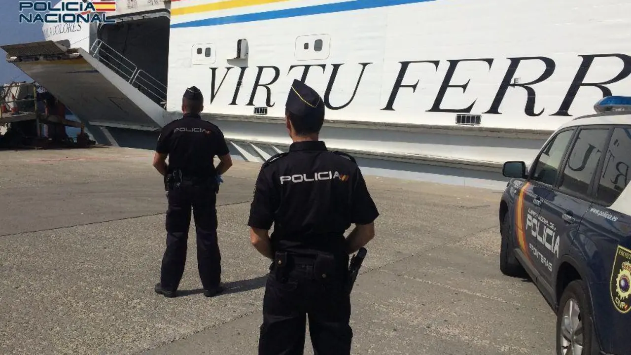 Polic&iacute;a Nacional en el puerto de Tarifa. - AI