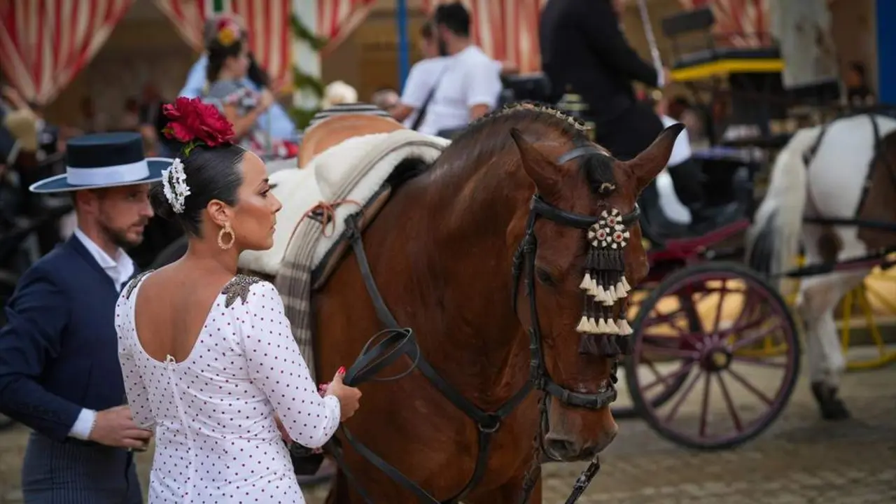 Caballistas paseando por la feria. - EP.