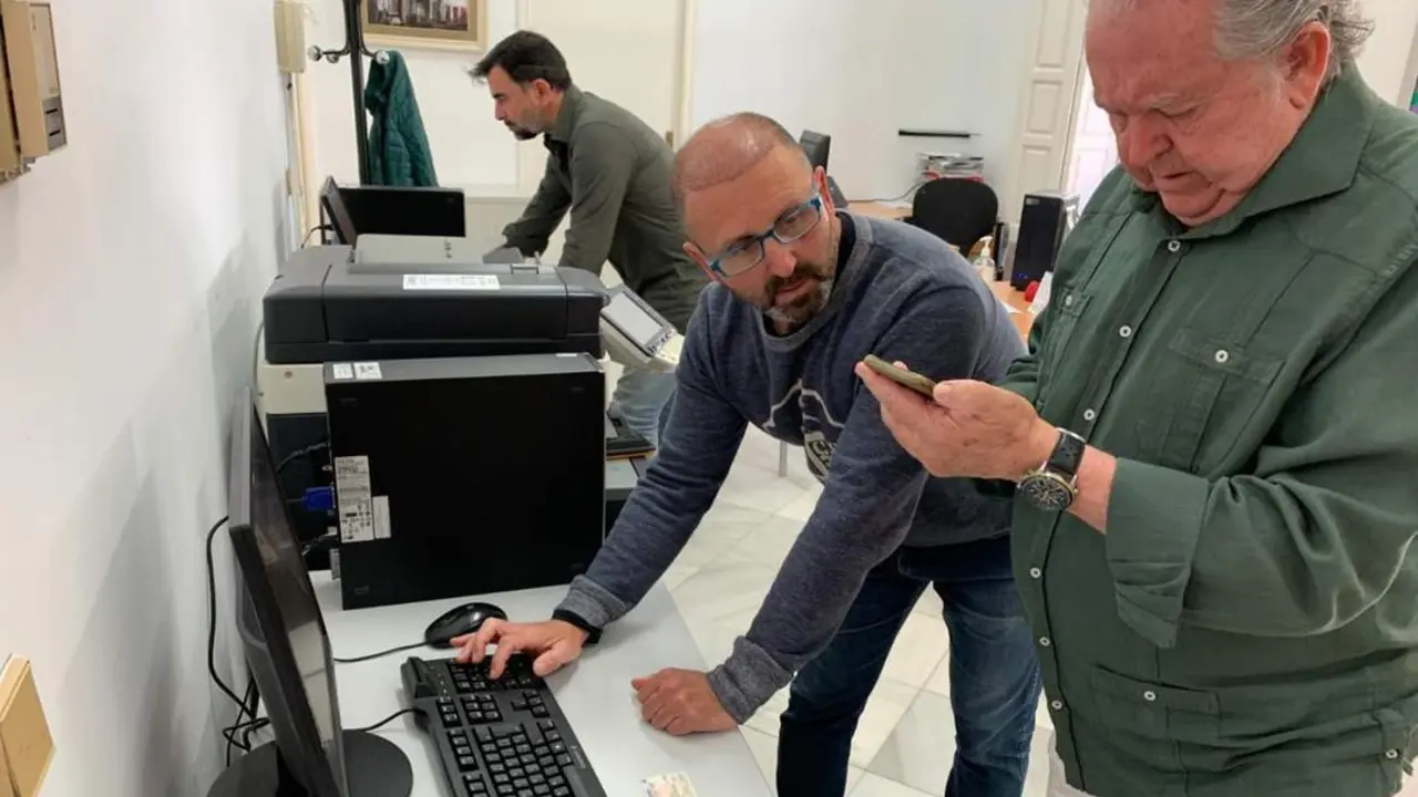 Votaci&oacute;n de sevillanos en un distrito. - EFE.