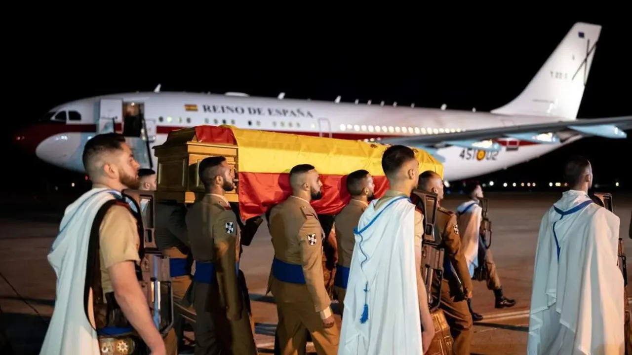 Varios militares portan los restos del cabo fallecido. - EP