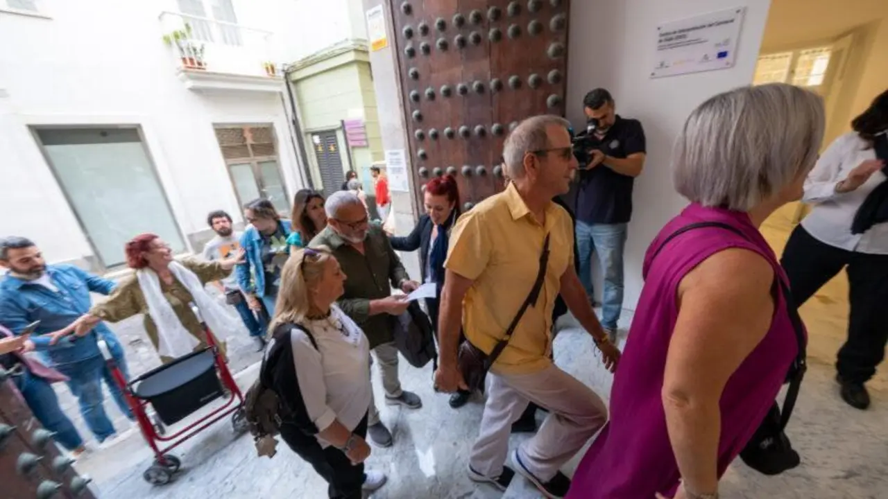 Personas visitando la Casa del Carnaval de C&aacute;diz. - VIVA