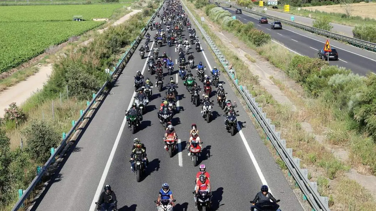 Los aficionados en la caravana motera.  - Viva