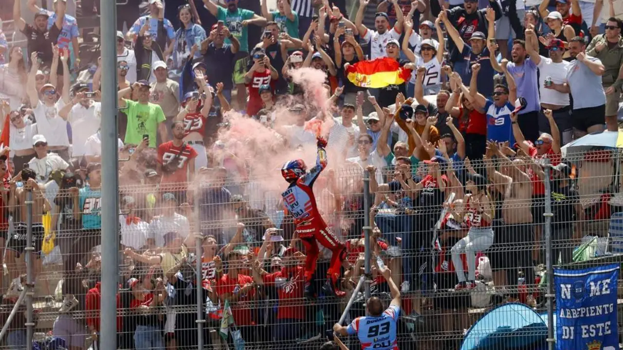 Marc M&aacute;rquez celebrando con los aficionados su segundo puesto - EFE/Rom&aacute;n R&iacute;os