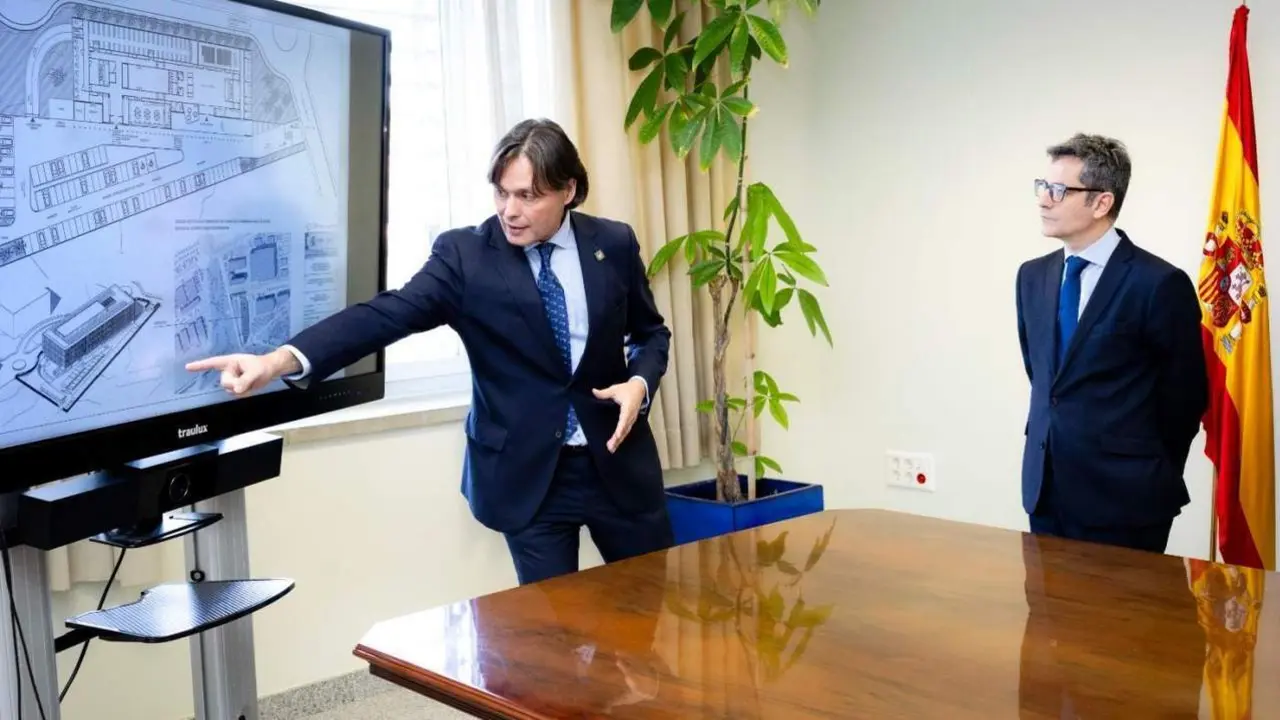 El rector, Francisco Oliva; y el ministro F&eacute;lix Bola&ntilde;os. - UPO.