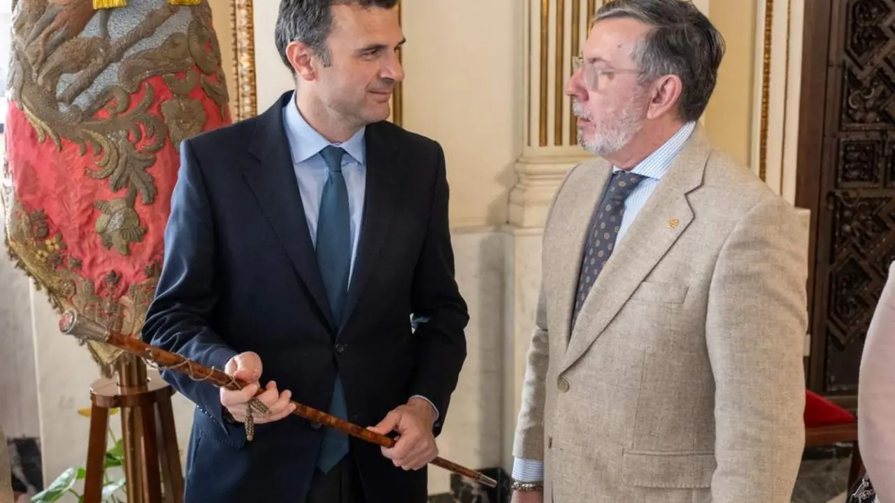 Bruno Garc&iacute;a, con Jacinto Plazo, y el bast&oacute;n de mando. - VIVA