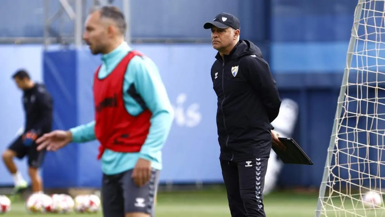 Pellicer observa durante el entrenamiento. - M&aacute;laga CF