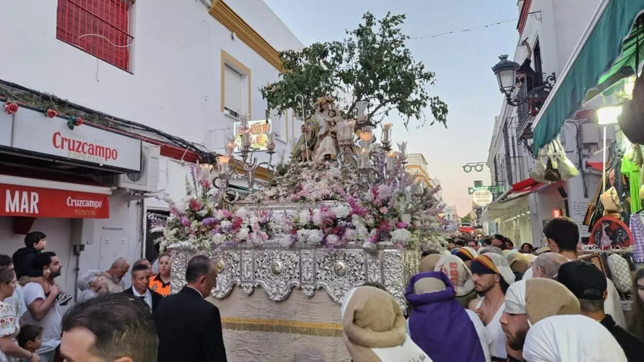 Salida procesional de la Divina Pastora por la calle Isaac Peral - Viva Chipiona