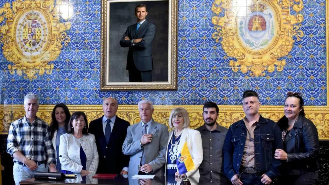 Entrega de la Insignia de Algeciras a Francisco Carrascal. - AI
