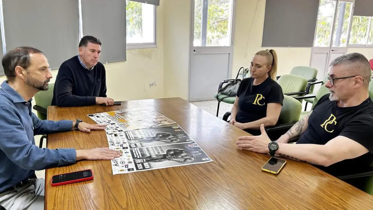 Un momento de la reuni&oacute;n que mantuvo V&iacute;ctor Mora con la organzaci&oacute;n - AI