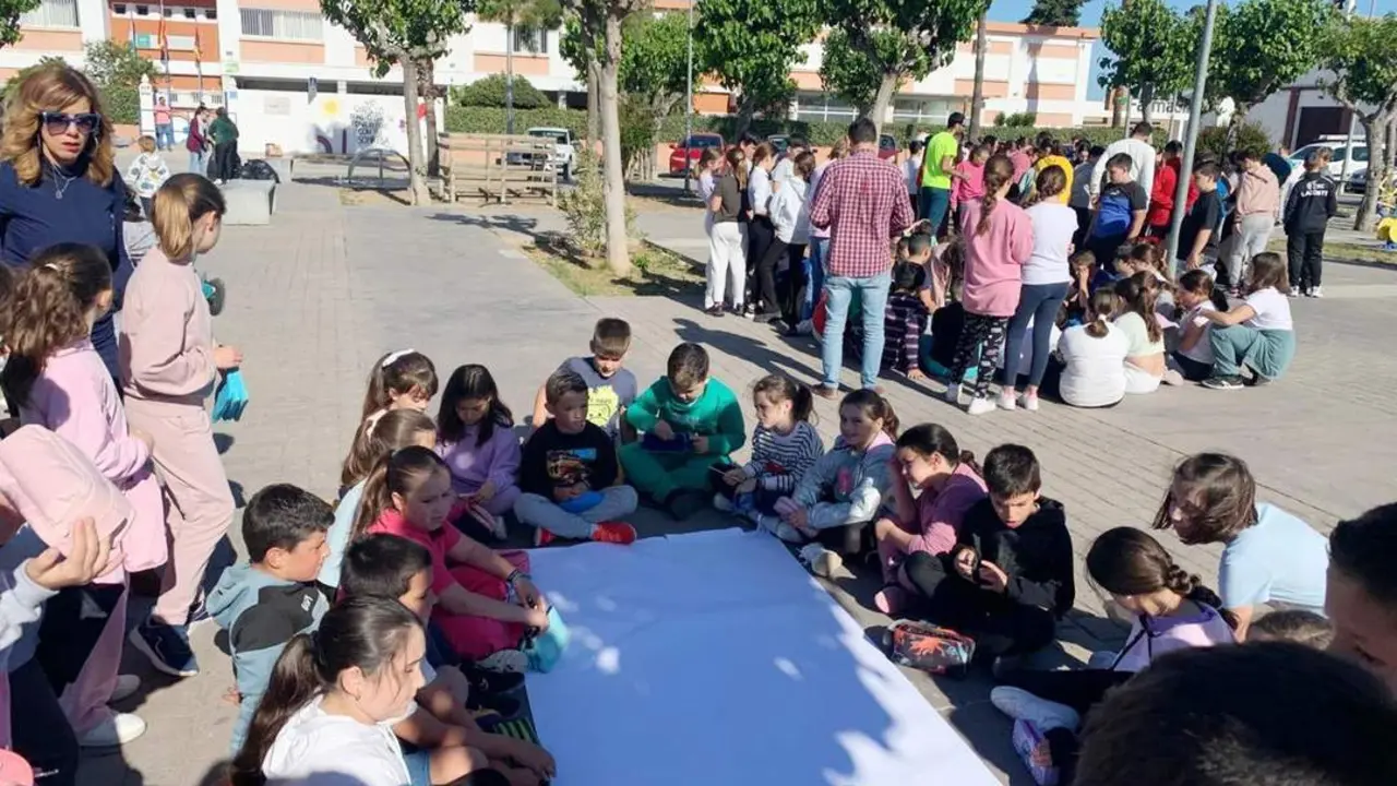 Los alumnos del CEIP Maestra Caridad Ruiz en la Plaza Central - CMCR
