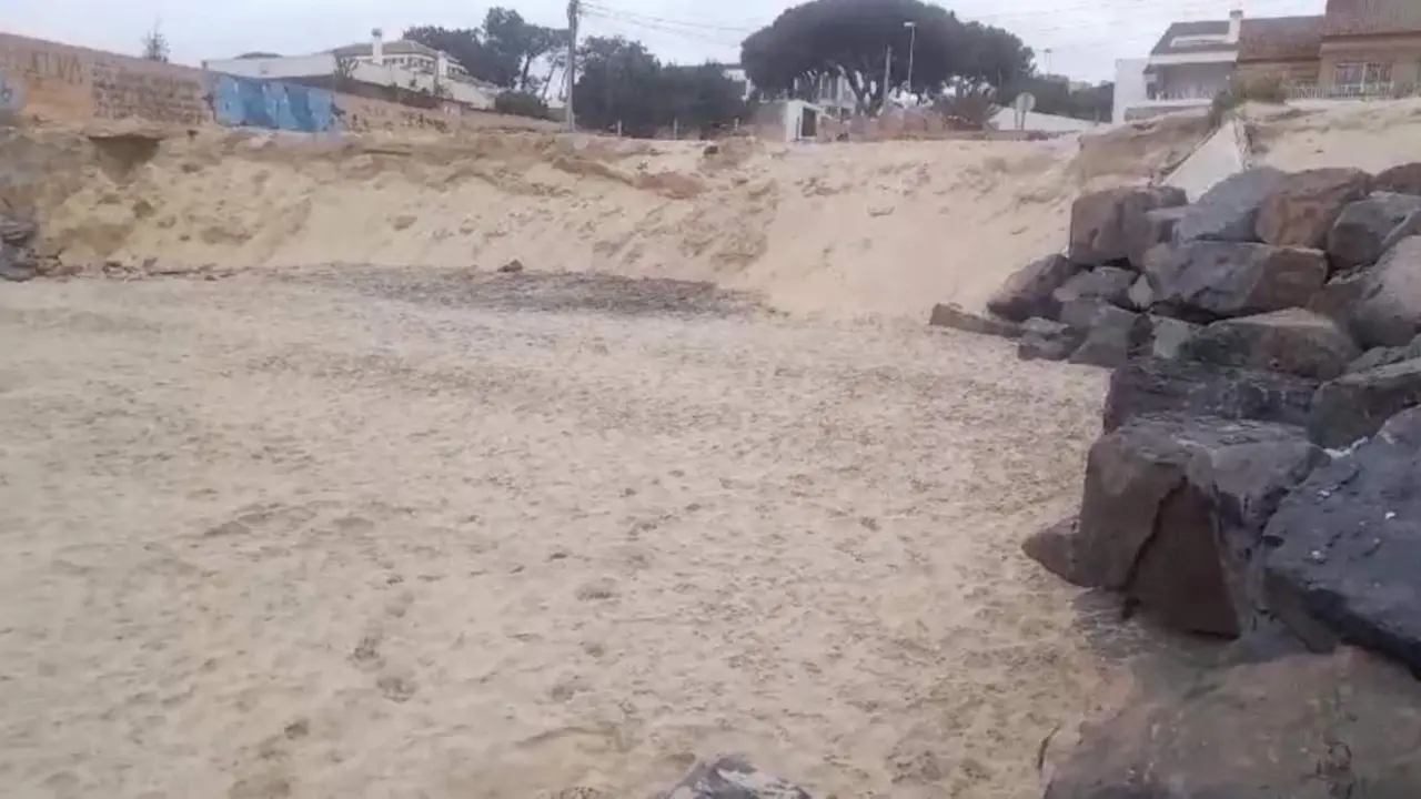 Uno de los accesos a la playa de El Portil que reclaman arreglar - A.V.Portile&ntilde;os