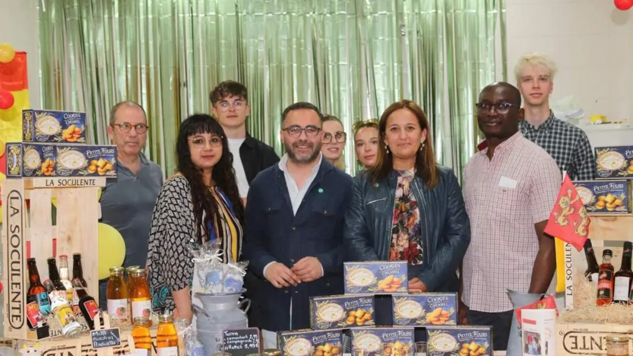 Los estudiantes, junto a Fede D&iacute;az y Ana Gonz&aacute;lez - VIVA