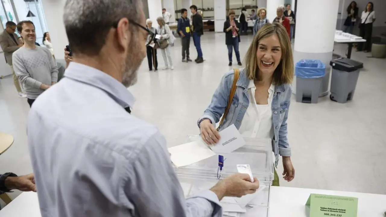 Albiach vota en las elecciones catalanas. - EFE/Toni Albir