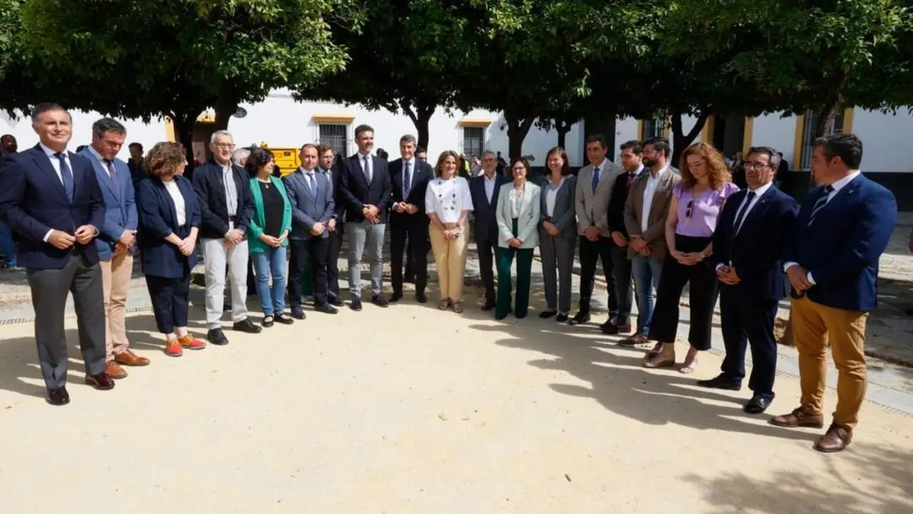 Los 14 municipios de Do&ntilde;ana durante su firma de reparto de fondos - EFE
