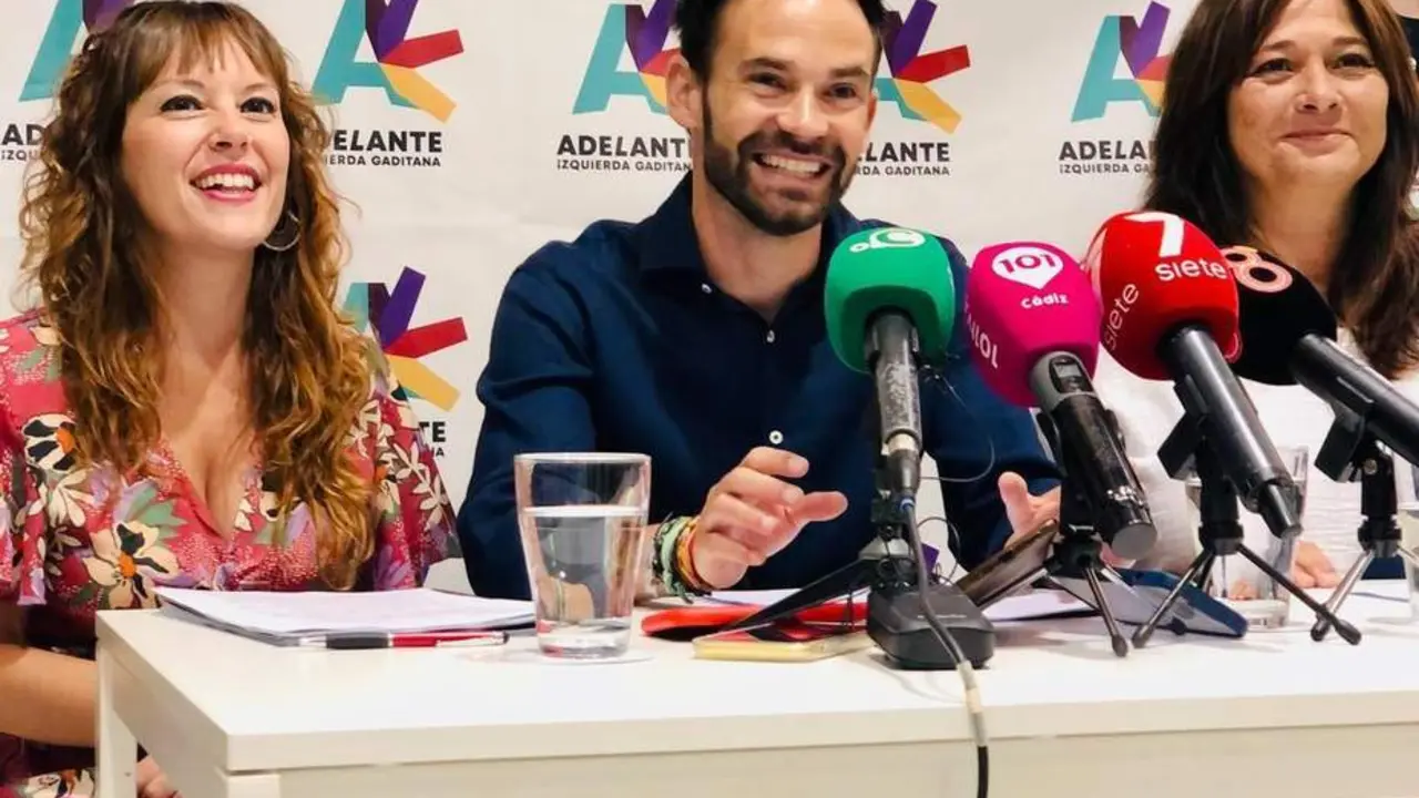 David de la Cruz, con Lorena Garr&oacute;n y Helena Fern&aacute;ndez. - VIVA