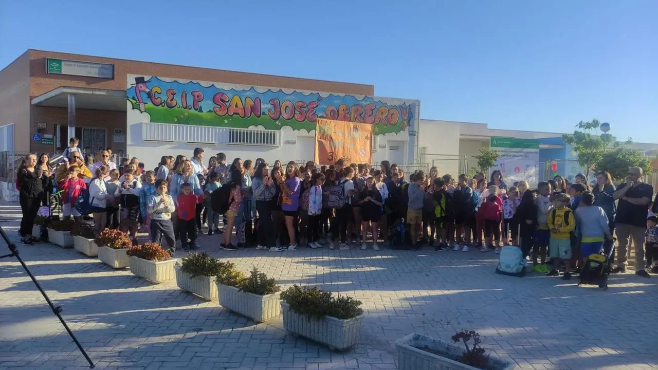 &ldquo;&iexcl;Segunda l&iacute;nea, segunda l&iacute;nea!&rdquo;: sentada de las familias en un colegio de Jerez